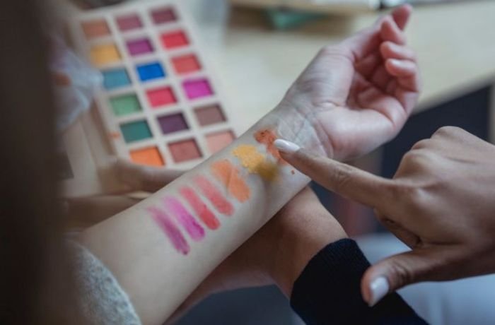 Mengapa Warna Produk Bisa Berubah Selama Penyimpanan?